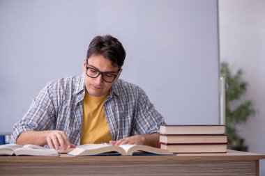 Sınıfta sınava hazırlanan genç bir öğrenci.