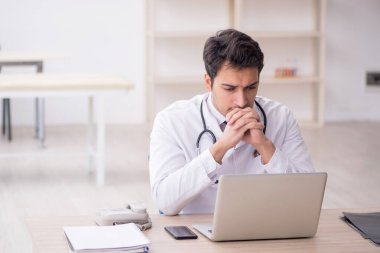 Teletıp konseptinde genç doktor