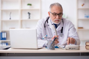 Teletıp konseptinde yaşlı bir doktor.