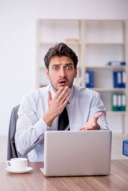 Ofiste çalışan genç bir çalışan.