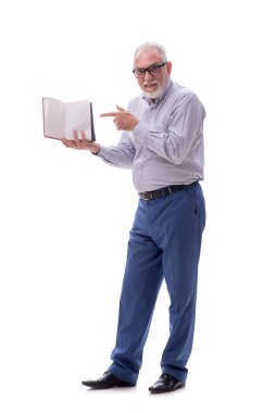Yaşlı erkek patron beyaz kitaplarla izole edilmiş kitapları tutuyor.