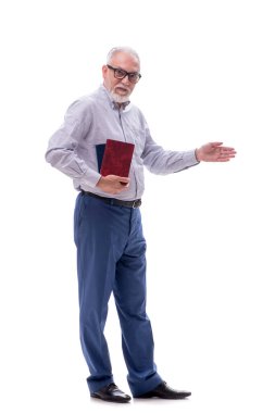 Yaşlı erkek patron beyaz kitaplarla izole edilmiş kitapları tutuyor.