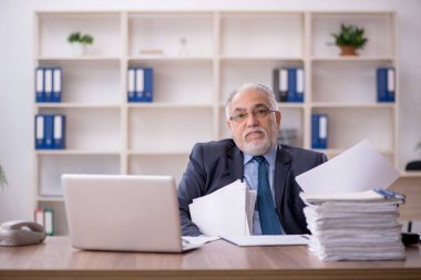 Ofiste çalışan eski bir işadamı.