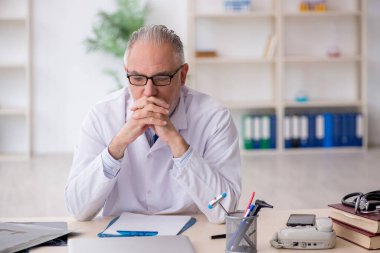 Hastanede çalışan yaşlı doktor.