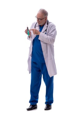 Yaşlı doktor beyazı izole etti.