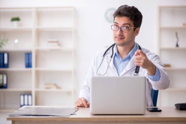 Teletıp konseptinde genç doktor