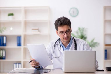 Teletıp konseptinde genç doktor