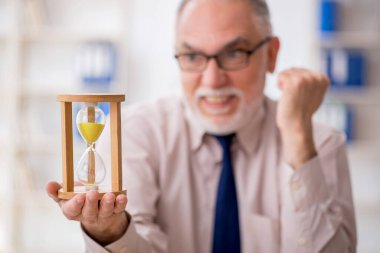 Zaman yönetimi konseptinde eski bir çalışan