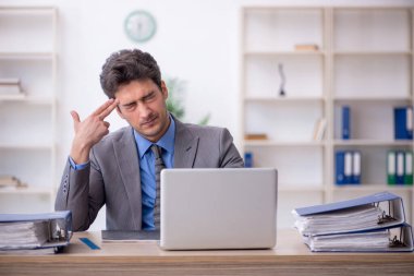 Ofiste çalışan genç bir çalışan.