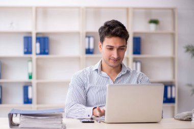 İş yerinde çalışan genç bir çalışan.