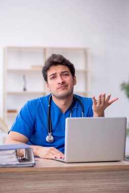 Hastanede çalışan genç bir doktor.