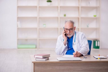 Teletıp konseptinde yaşlı bir doktor.