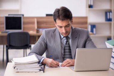 Genç işadamı işyerinde aşırı çalışmaktan memnun değil.