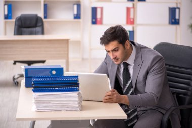 İş yerinde çalışan genç bir işadamı