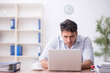 İş yerinde çalışan genç bir çalışan.