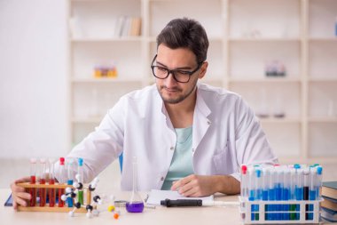 Laboratuvarda çalışan genç bir kimyager.