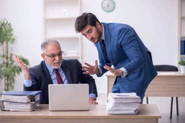 İş yerinde çalışan iki meslektaş