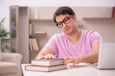 Evde sınava hazırlanan genç bir öğrenci.