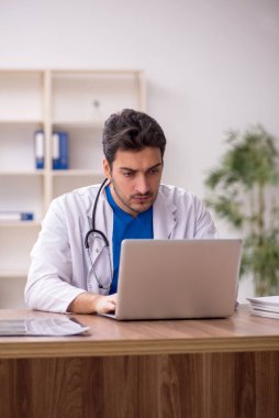 Teletıp konseptinde genç doktor