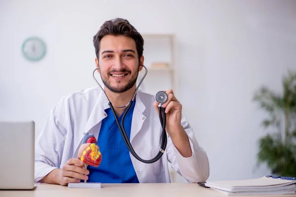 Joven Médico Cardiólogo Que Trabaja Clínica —  Fotos de Stock