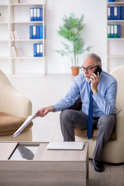 Stary Pracownik Rozmawiający Przez Telefon Biurze — Zdjęcie stockowe