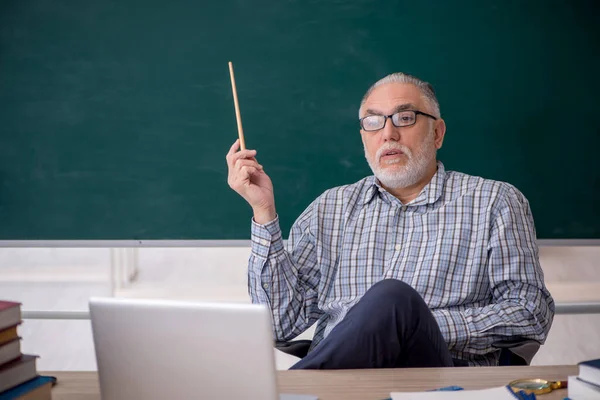 Velho Professor Sentado Frente Quadro Verde — Fotografia de Stock