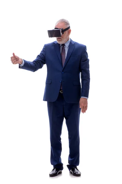 Velho Chefe Vestindo Óculos Virtuais Isolados Branco — Fotografia de Stock