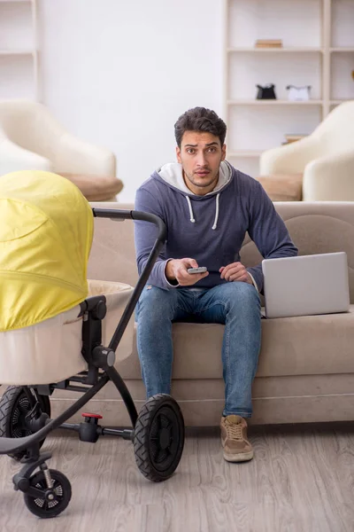 Young Male Contractor Looking Newborn Home — Stock Photo, Image