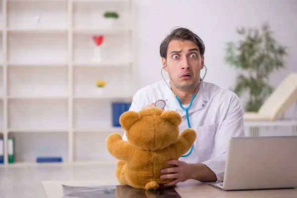 Jovem Médico Segurando Brinquedo Urso — Fotografia de Stock