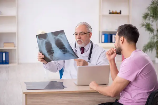 Jovem Paciente Visitando Antigo Médico Radiologista — Fotografia de Stock