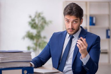 Ofiste çalışan genç bir çalışan.