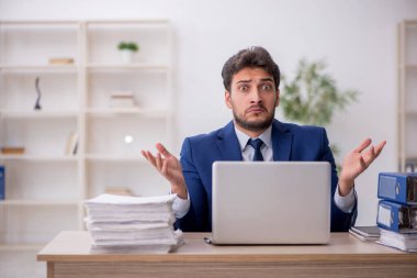 Ofiste çalışan genç bir çalışan.