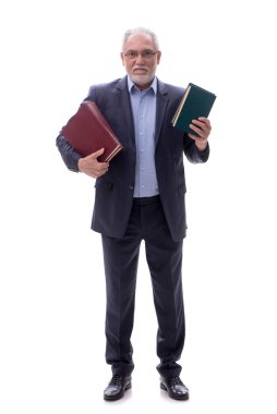 Yaşlı erkek patron beyaz kitaplarla izole edilmiş kitapları tutuyor.