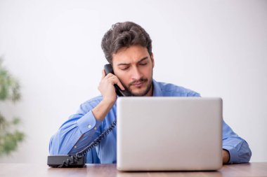 Ofiste çalışan genç bir çalışan.