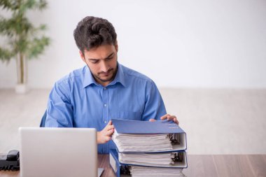 Ofiste çalışan genç bir çalışan.