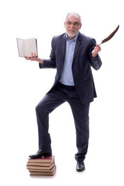 Yaşlı patronun elinde beyaz tüy var.