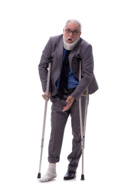 Eski erkek patron araba kazasından sonra beyazda izole edilmiş.