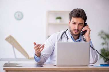 Teletıp konseptinde genç doktor