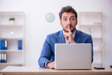 Ofiste çalışan genç bir çalışan.