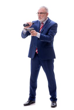 Silahlı, yaşlı bir polis memuru beyazları soyutladı.