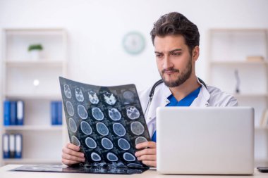 Hastanede çalışan genç doktor radyoloji uzmanı.