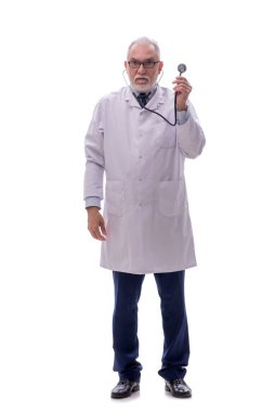 Yaşlı doktor beyazı izole etti.