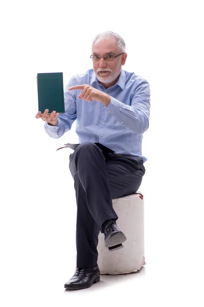 Viejo Jefe Hombre Leyendo Libro Aislado Blanco — Foto de Stock