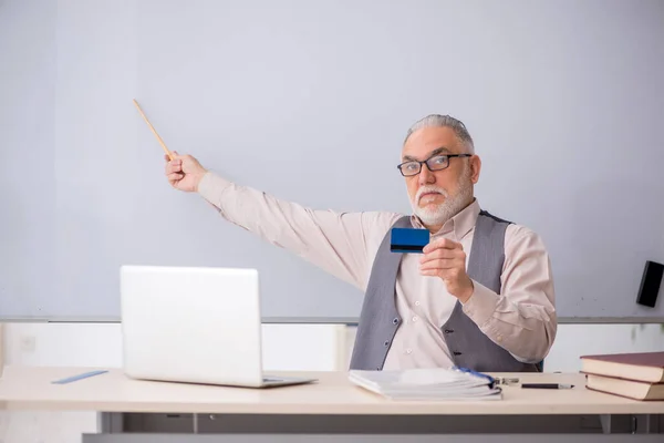 Old Teacher Holding Credit Card Classroom — Stock Photo, Image