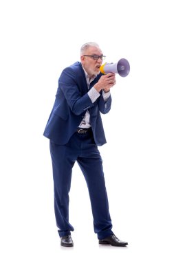 Yaşlı erkek patron megafonu bembeyaz tutuyor.