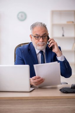 Eski bir çalışan telefonla konuşuyor.