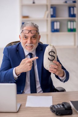 Eski maaş konsepti çalışanı.