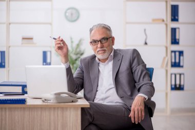 Ofiste çalışan eski bir çalışan.