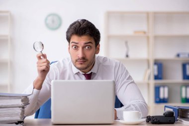 Ofiste çalışan genç bir çalışan.