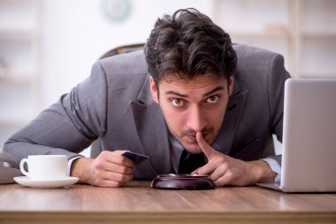 İş yerinde uyuşturucu bağımlısı genç bir çalışan